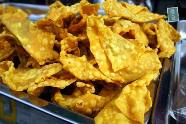 Thai doritos filled with meat served with sweet chilli sauce
