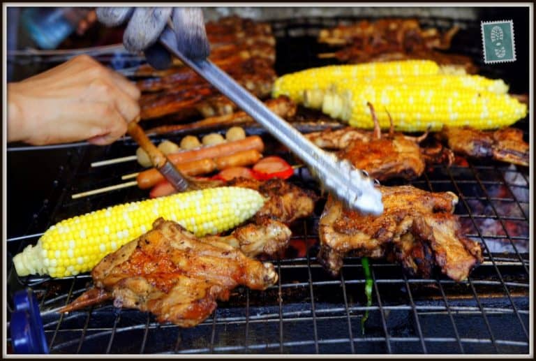 Grilled chicken wings and sweetcorn 