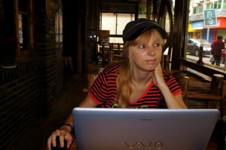 A girl is blogging in a coffee shop