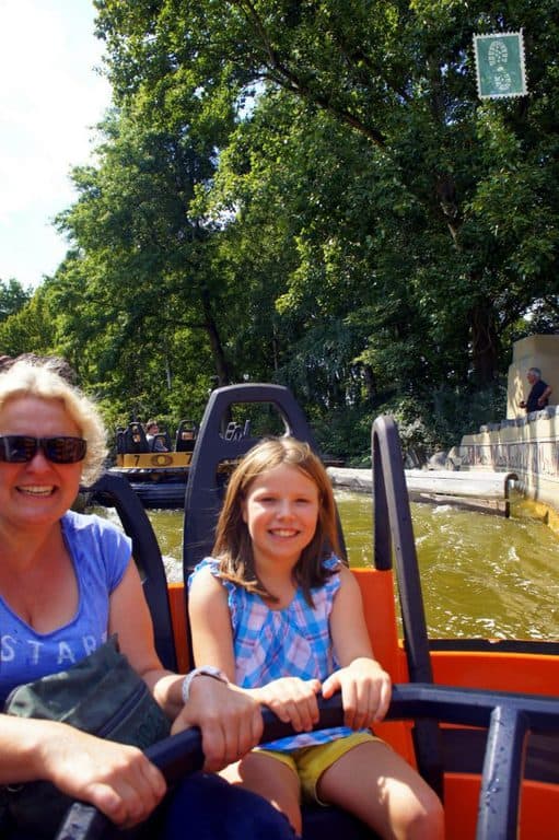 a woman and a girl are smiling efteling, duch 