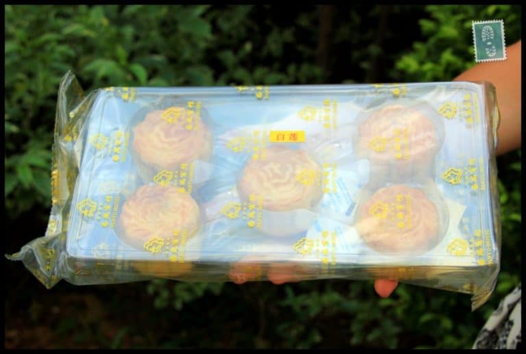 5 small mooncakes wrapped in a bag