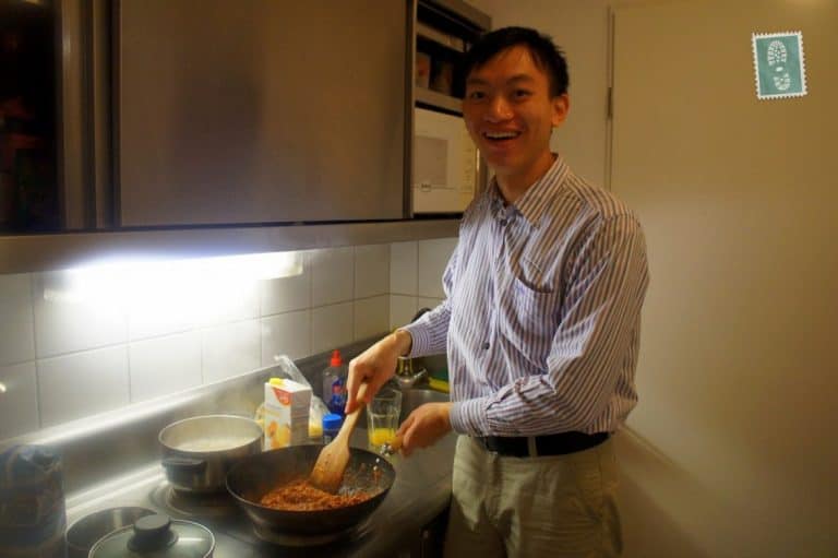 Chinese guy cooking spaghetti 