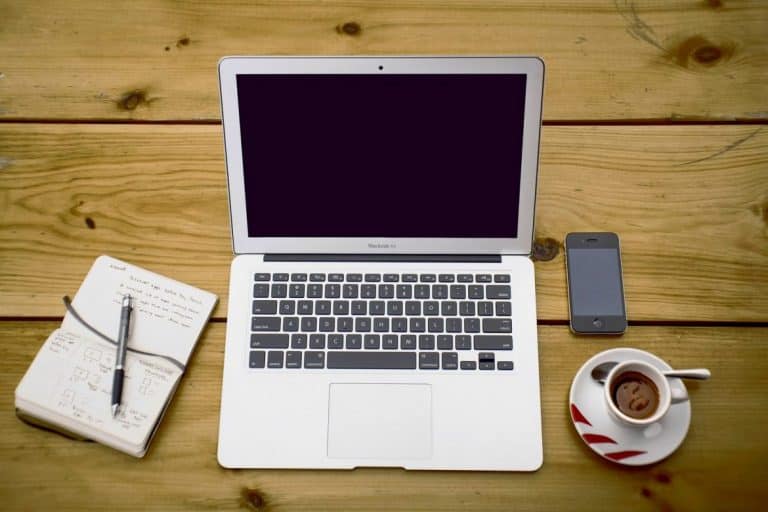 home office 336378 1920 Travel writing essentials