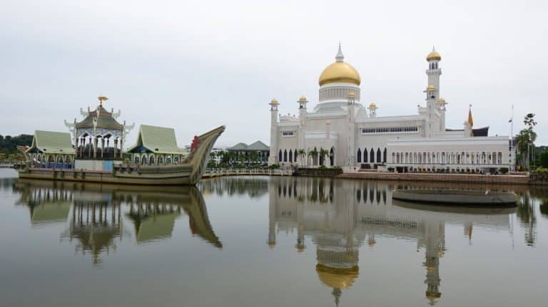   Omar Ali Saifuddien Mosque - Brunei itinerary