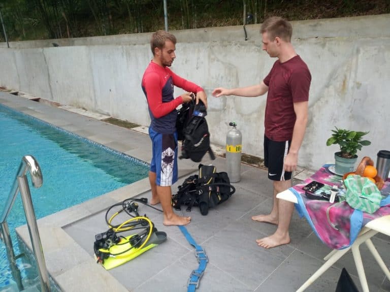 Cez learns how to scuba dive 