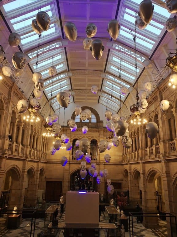 Muzeul Kelvingrove, capete plutitoare