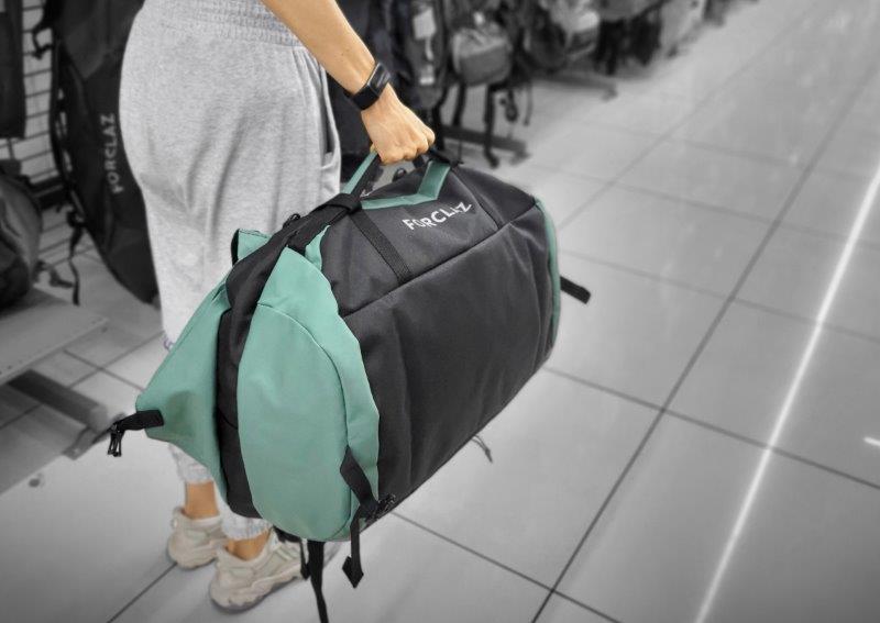 https://etramping.com/wp-content/uploads/2023/09/handcarry-black-and-green-duffel-bag-one-hand.jpg