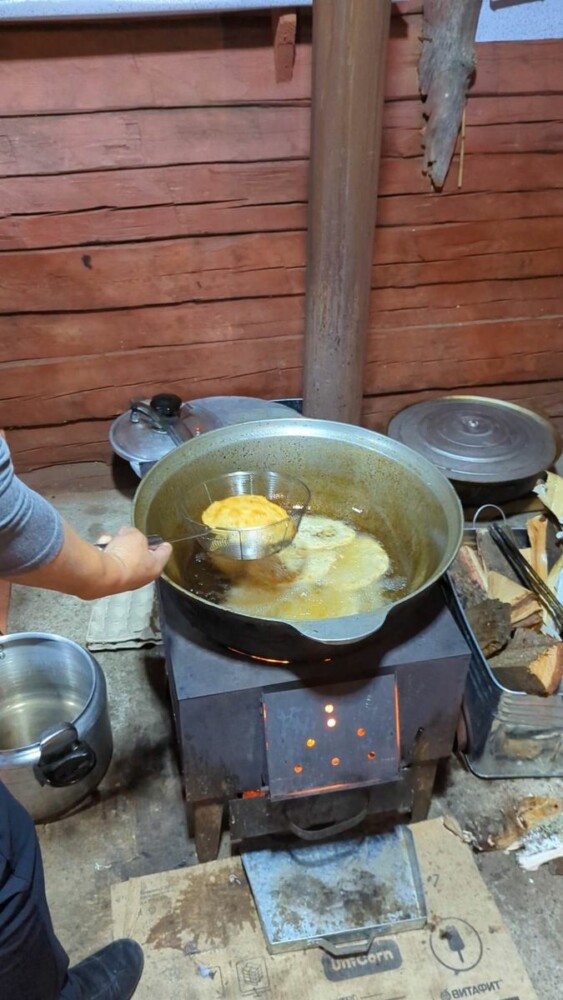 deep frying Mongolian food