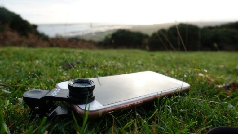 Stay connected while traveling around the world with the convenience of an eSIM in your mobile phones